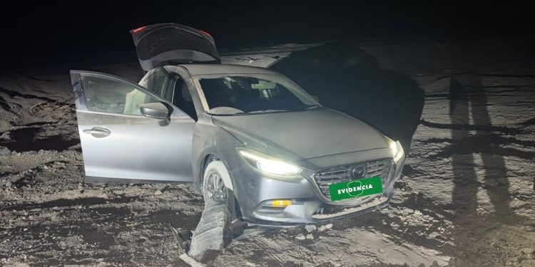 Dos bolivianos huían en auto robado en direccción a la frontera