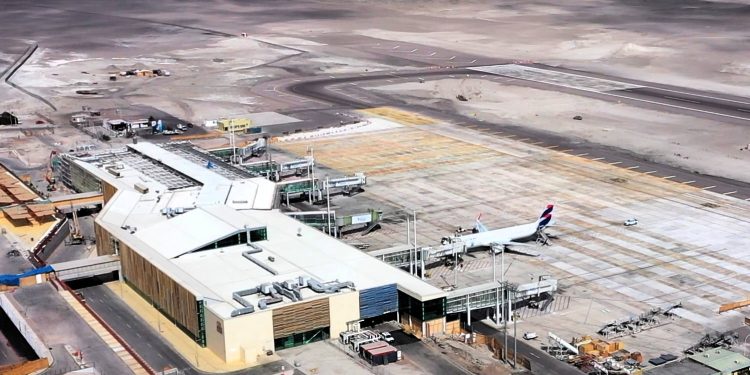 Aeropuerto Diego Aracena: MOP licita trabajos para retirar caucho, sellar grietas y renovar la demarcación de la pista