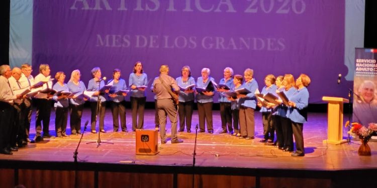 Personas mayores celebran su talento y tradiciones en gala artística en Arica