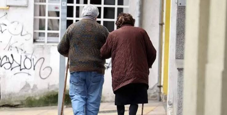 Adultos mayores en quiebra: El sobreendeudamiento en la tercera edad golpea a la clase media y alta, no solo a los sectores vulnerables
