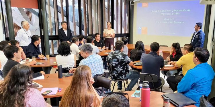 Capacitan a funcionarios públicos para impulsar mejores proyectos de inversión en Arica y Parinacota