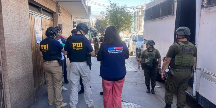 Con 21 migrantes denunciados y dos con orden de expulsión terminó fiscalización en Iquique 