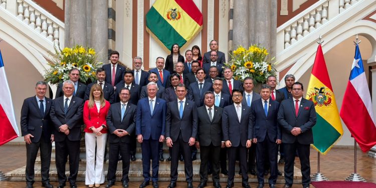 Presidente de Bolivia compromete no regularizar vehículos robados en Chile tras planteamiento del Gobernador Carvajal