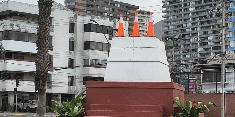 Monumento con conos