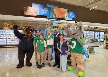 Sernapesca entregó reconocimiento a Jumbo Iquique por los 10 años del Sello Azul