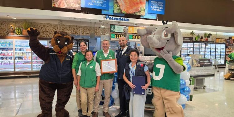 Sernapesca entregó reconocimiento a Jumbo Iquique por los 10 años del Sello Azul