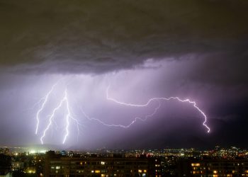 Un rayo equivale a la energía de 1 millón de cargadores de celular: ¿dónde aumenta el riesgo durante una tormenta eléctrica?
