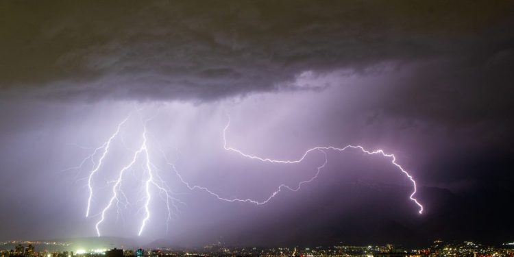 Un rayo equivale a la energía de 1 millón de cargadores de celular: ¿dónde aumenta el riesgo durante una tormenta eléctrica?