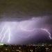 Un rayo equivale a la energía de 1 millón de cargadores de celular: ¿dónde aumenta el riesgo durante una tormenta eléctrica?
