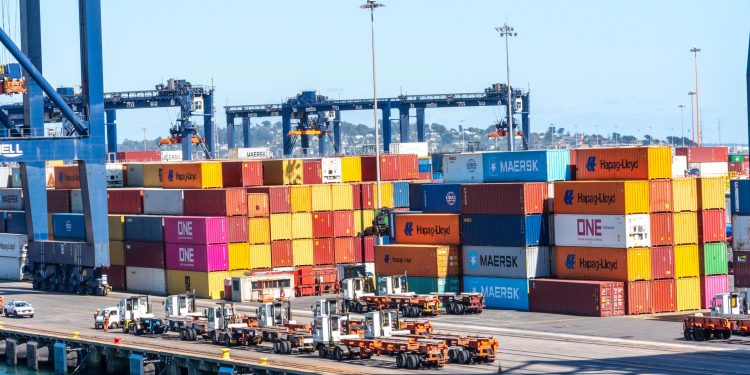Récord de exportaciones impulsa el mayor superávit comercial de la historia de Chile