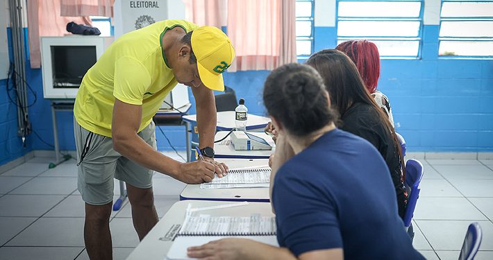 «Podría haberse comprometido todo»: Tribunal Electoral de Brasil critica extensión de votación tras orden judicial